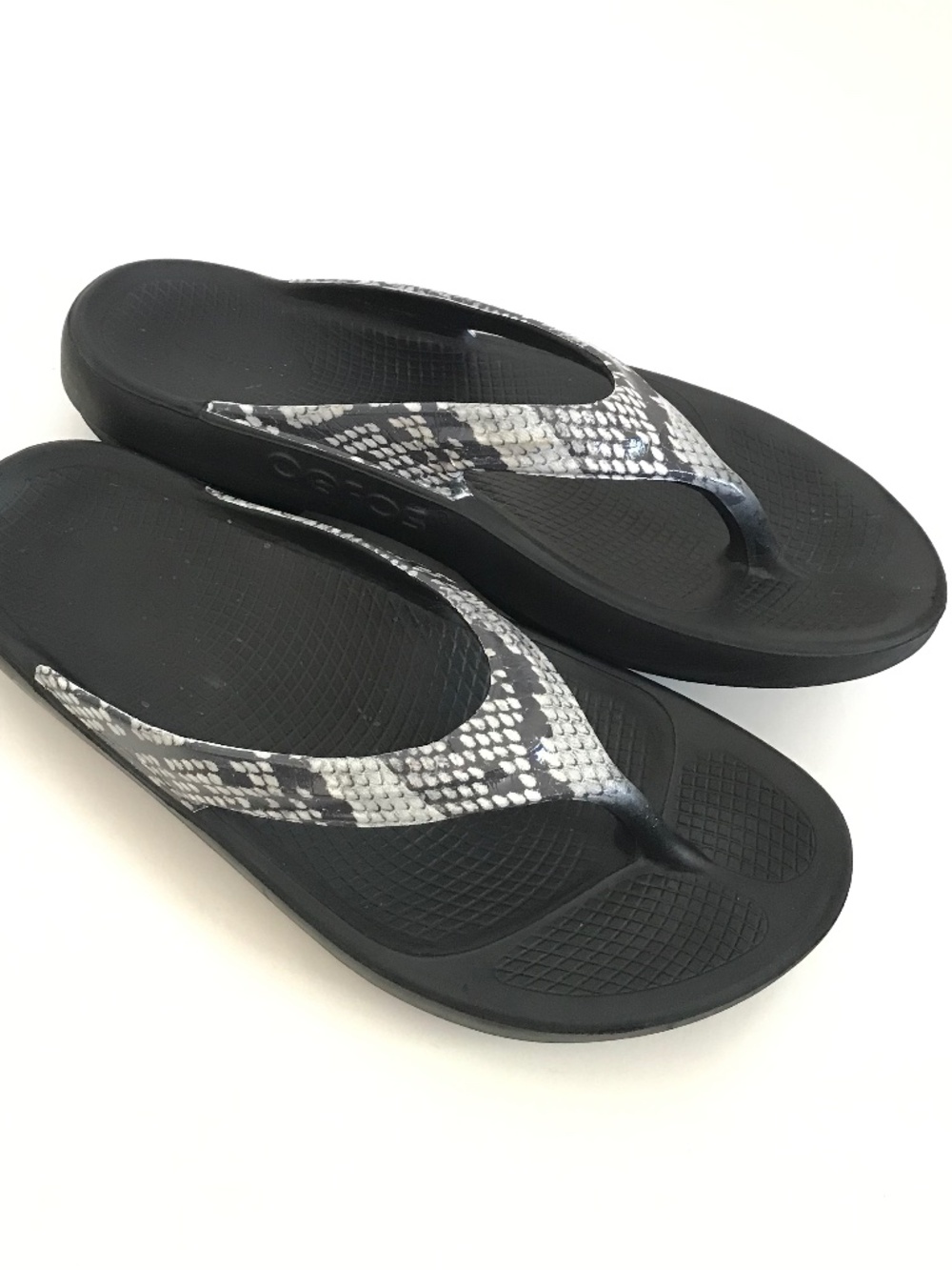 OOFOS OOlala Recovery Thong Sandals Snakeskin Print Women’s Size 10